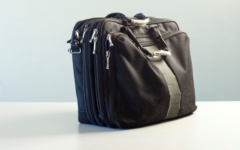 Een zwarte aktetas tegen een witte achtergrond