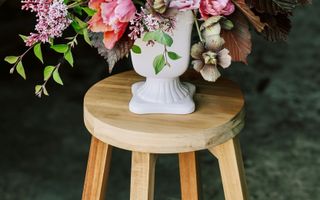 Verzameling losjes gerangschikte bloemen in roze en oranje tinten.