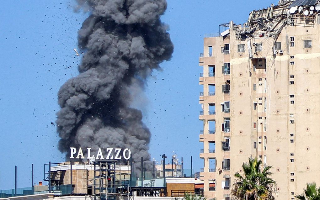 Rook stijgt op na een Israëlische luchtaanval op de zuidelijke Libanese stad Tyrus. beeld AFP, Kawnat Haju