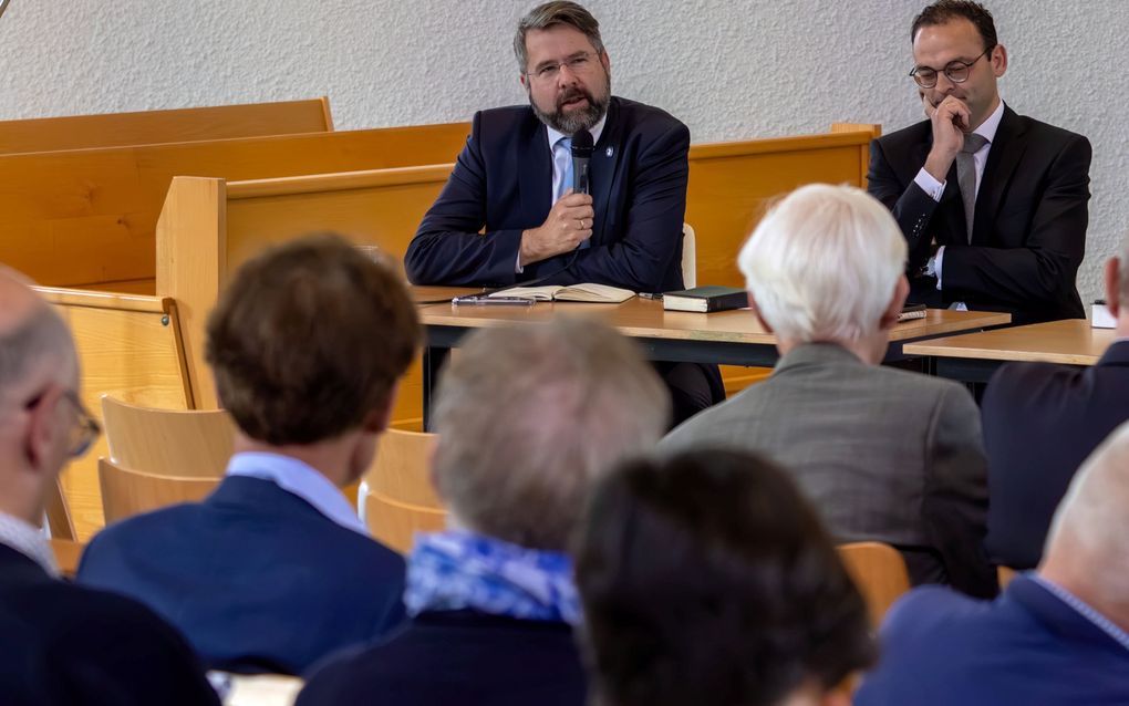 De panelleden ds. J. van Vulpen (l.) en ds. P.D. van den Boogaard achter de tafel. beeld Freddy Schinkel