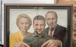 Poster met hoofden van politici.