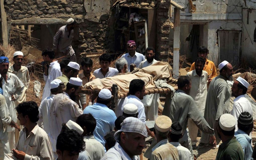 Pakistanen op de plek van de bomaanslag. Foto EPA