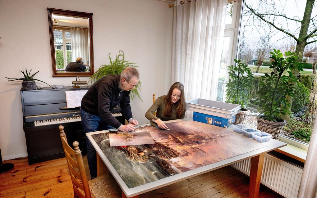 Jan Verschoor en zijn dochter Gerjanne Walhout-Verschoor puzzelen met regelmaat samen. Het liefst werken zij aan grote puzzels. Op de foto een puzzel met 9000 stukjes, de helft past op tafel. Helemaal leggen zouden ze in de schuur doen maar daar is het in de winter te koud voor. beeld Dirk Hol