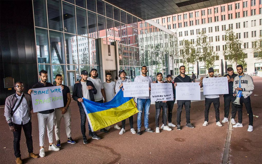 Derdelanders demonstreren bij het gebouw van de Immigratie- en Naturalisatiedienst tegen hun geplande uitzetting. beeld Arie Kievit