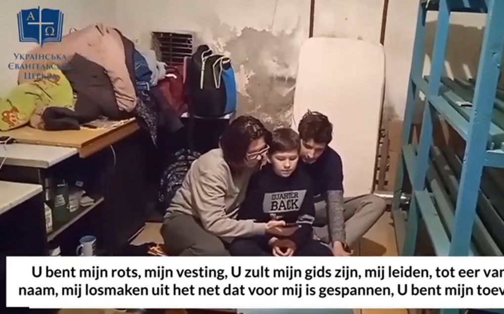 Oekraïners zingen en lezen psalmen in schuilkelder. beeld YouTube