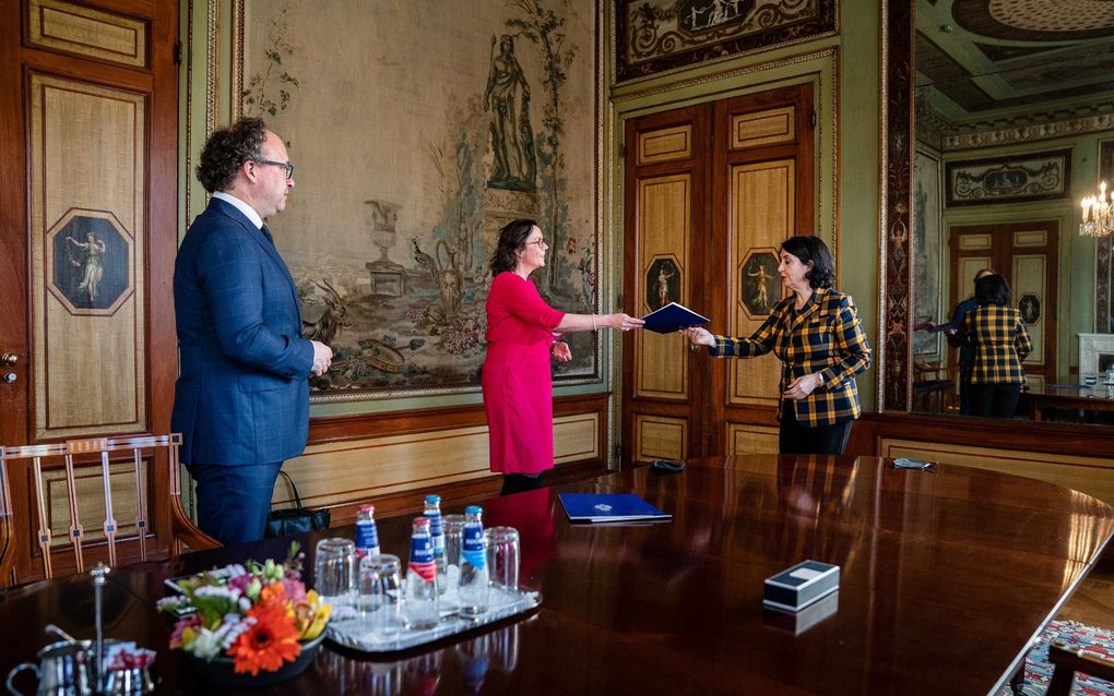 Tweede Kamervoorzitter Khadija Arib ontvangt Van Ark en Koolmees donderdag in de Stadhouderskamer op het Binnenhof. beeld ANP, Bart Maat