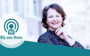 Mariska Dijkstra, de host van seizoen twee van de wekelijkse podcastserie 'Bij ons thuis' over opvoeding.