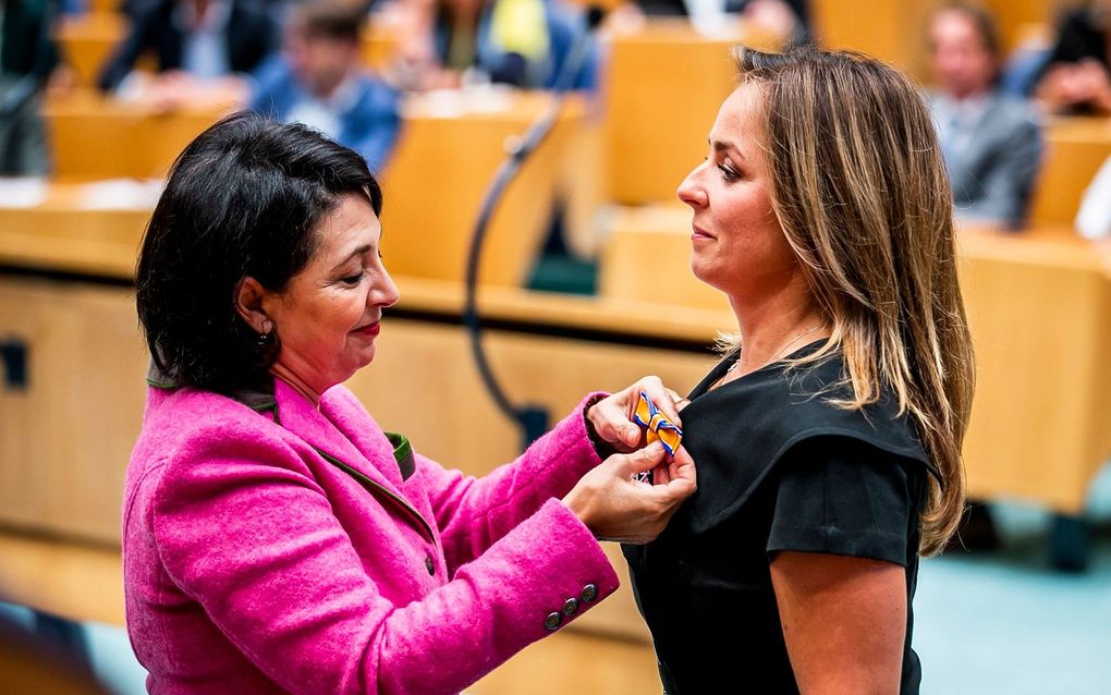 Marianne Thieme van de Partij voor de Dieren is bij haar afscheid uit de Tweede Kamer benoemd tot Ridder in de Orde van Oranje Nassau. Ze kreeg de Ridderorde opgespeld door Kamervoorzitter Khadija Arib.