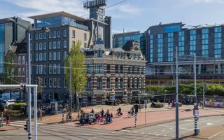 Historisch pand op een kruising.