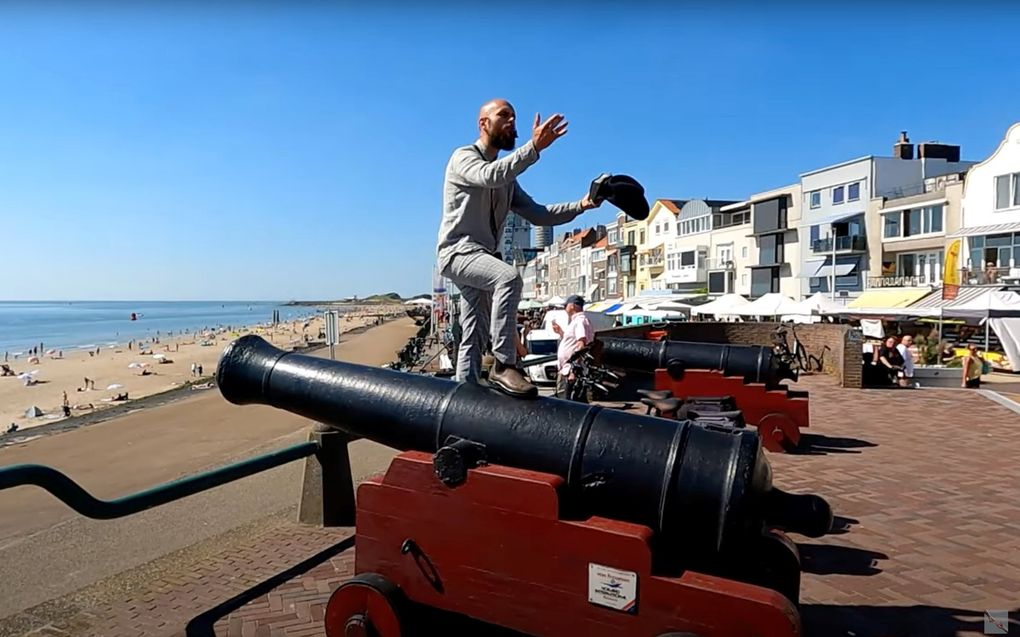 Robbie Smitskamp evangeliseert op de boulevard in Vlissingen. beeld YouTube