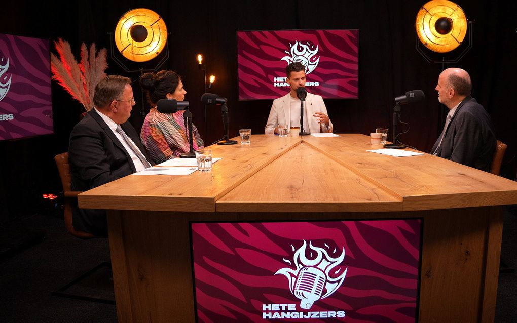 De gesprekstafel van de podcast ”Hete Hangijzers”. V.l.n.r.: ds. H. Polinder, Lydia van Ginkel, Laurens Sok en prof. dr. H. van den Belt. beeld LCJ