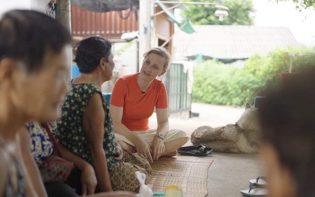 Zendingswerker Cobi Roest in gesprek met Thaise vrouwen, een beeld uit de documentaire ”De zin van zending”. beeld GZB