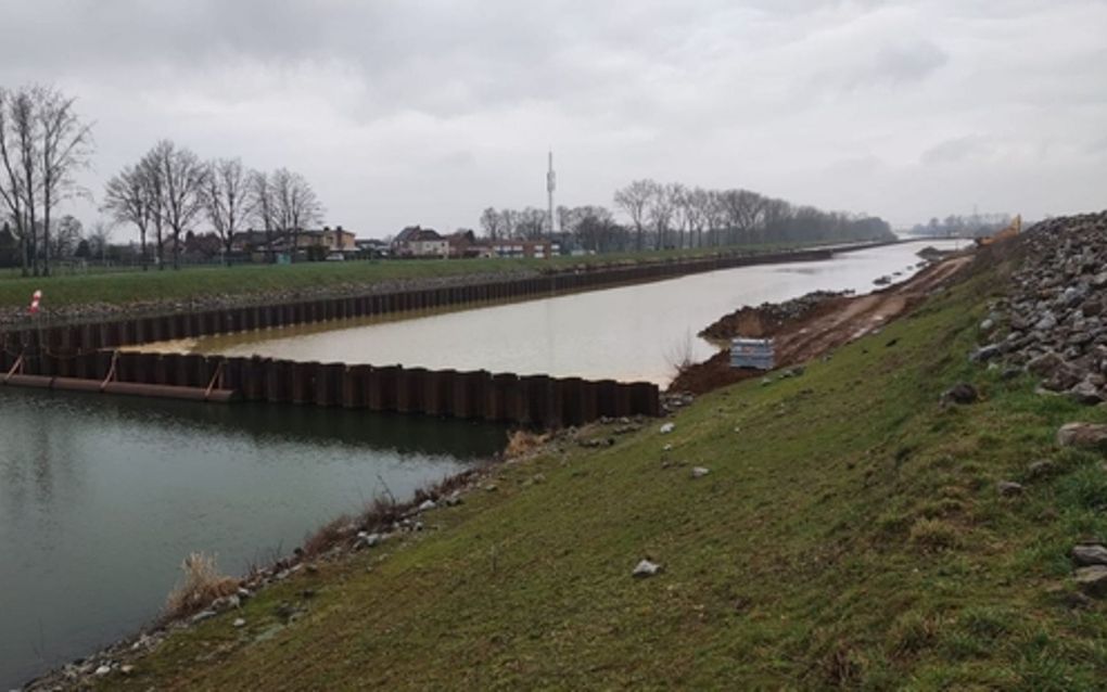 Bouwkuip Julianakanaal volgelopen met water. beeld 1Limburg