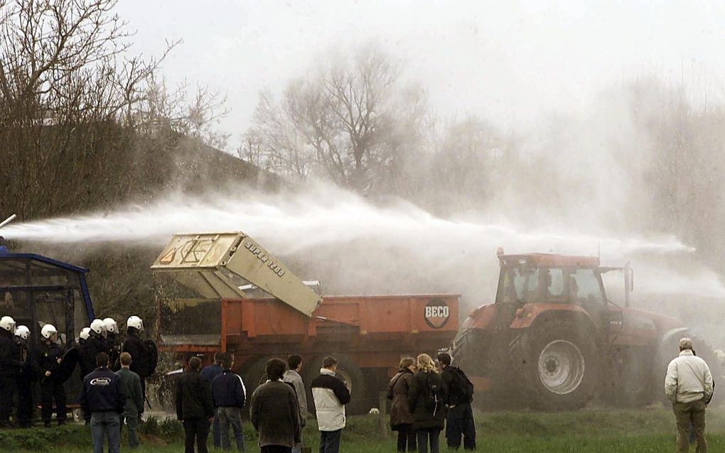 Boze jongeren proberen te verhinderen dat het vee in Kootwijkerbroek geruimd wordt. Foto ANP