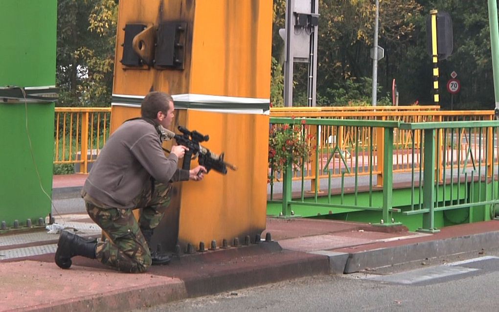 Een opstandeling houdt in België een brug bezet. Militairen van de snelle reactiemacht van de Europese Unie veroveren tijdens een oefening de brug over de Dessel. Nederland voert vanaf 1 januari het commando over deze battlegroup.  Foto RD