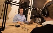 Evert Barten en Steven Middelkoop tijdens opnames van seizoen een van de opvoedpodcast 'Bij ons thuis'. beeld RD