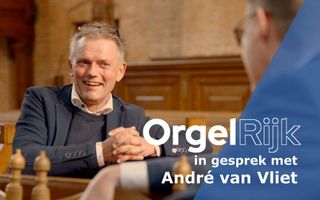 Organist in kerk. 