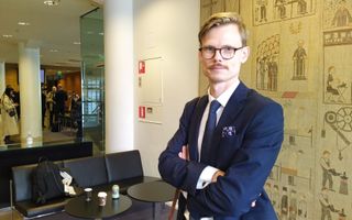 advocaat in de gang van rechtbank.