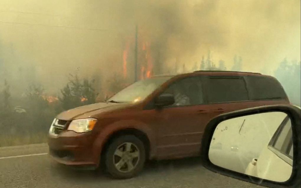 Automobilisten verlaten de Canadese stad Yellowknife. Ze moeten weg omdat een natuurbrand hun woonplaats dreigt te verzwelgen. beeld AFP, Jordan Straker