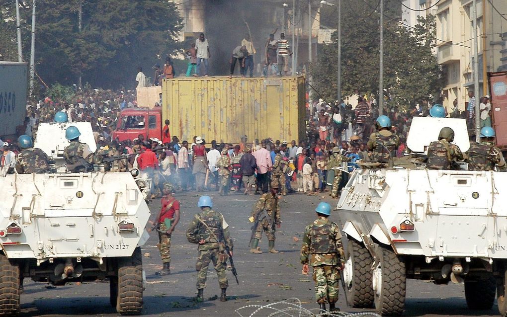 Soldaten van de VN-vredesmacht Monuc bewaken een bufferzone tijdens de bezetting van de Oost-Congolese stad Bukavu door rebellenleider generaal Nkunda, juni 2004. Foto EPA