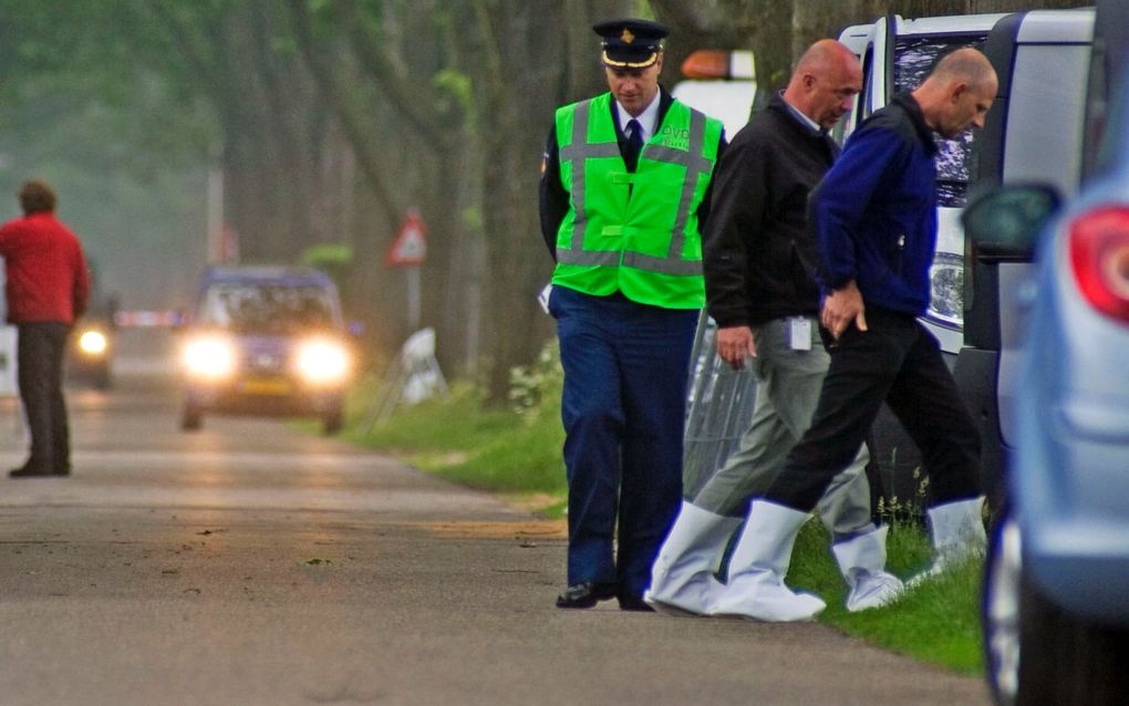 KOEKANGE - De politie heeft maandag een groot gebied rond het huis van de pleegouders van Willeke Dost net buiten Koekange afgezet. De 66-jarige pleegmoeder en de 38-jarige pleegbroer van Willeke Dost worden verdacht van betrokkenheid bij haar verdwijning