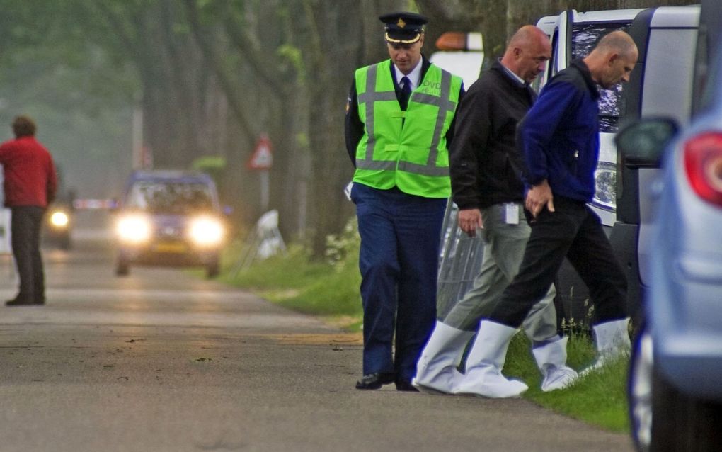 De politie heeft maandag een groot gebied rond het huis van de pleegouders van Willeke Dost net buiten Koekange afgezet. Foto ANP