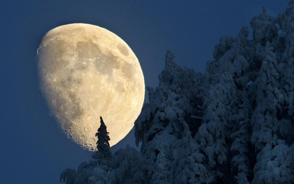 De maan komt op in Grisons, Switzerland. Foto EPA