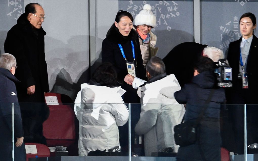 De Zuid-Koreaanse president Moon Jae-in schudt de hand van Kim's jongere zus Kim Yo-jong tijdens de opening van de Olympische Winterspelen van Pyeongchan. beeld EPA