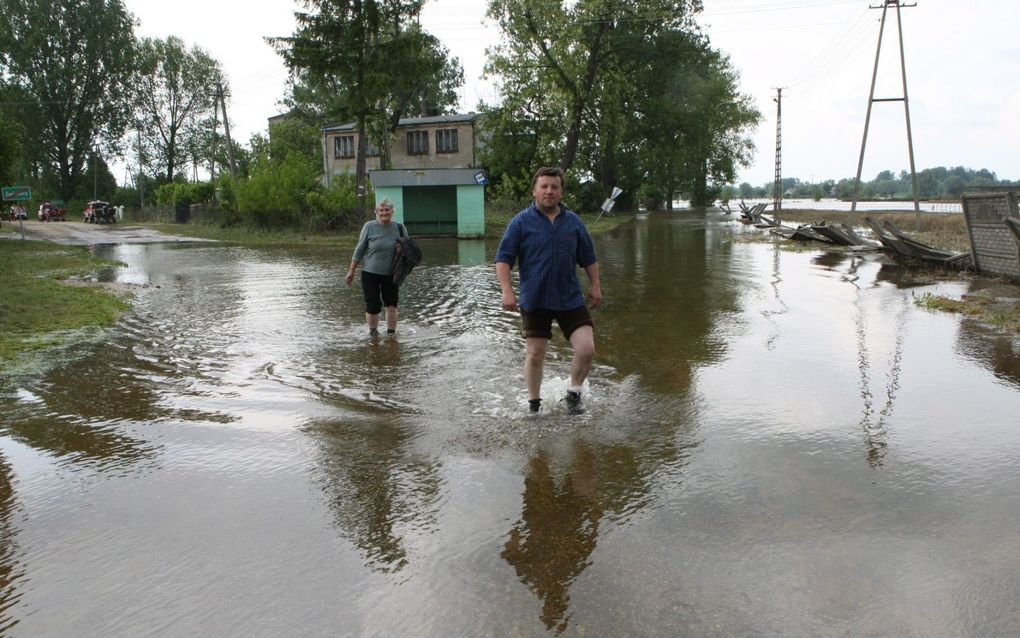 SWINIARY - Zware regenval in Centraal-Europa heeft opnieuw tot overstromingen geleid. In het Poolse Swiniary daalt het water van de rivier de Vistula, waardoor de schade goed zichtbaar wordt. Foto EPA