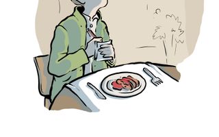 Aan een tafeltje zit een man met een bord eten voor zich. In zijn hand houdt hij een notitieblokje met een pen.