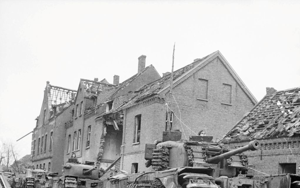 Geallieerde tanks in het zwaar verwoeste Kleef, op 12 februari 1945. beeld Wikimedia