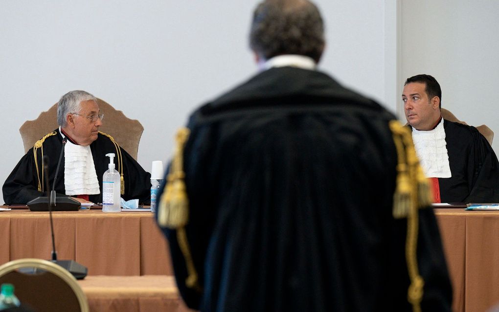 President Giuseppe Pignatone (l), and Carlo Bonzano (r), Professor of Criminal Procedural Law at the University of Rome "Tor Vergata" during the trial. photo AFP, Simone Risoluti