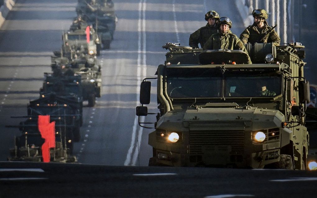 Een Russisch legerkonvooi rijdt door het centrum van Moskou tijdens een repetitie voor de Dag van de Overwinning. Rusland viert vrijdag de tachtigste verjaardag van de nederlaag van nazi-Duitsland. beeld AFP, Alexander Nemenov
