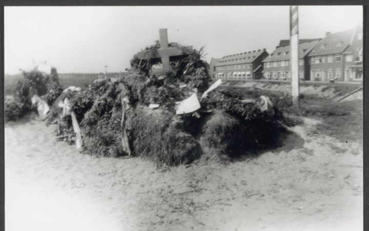 Een kruis te midden van hooibalen, opgericht als provisorisch monument.