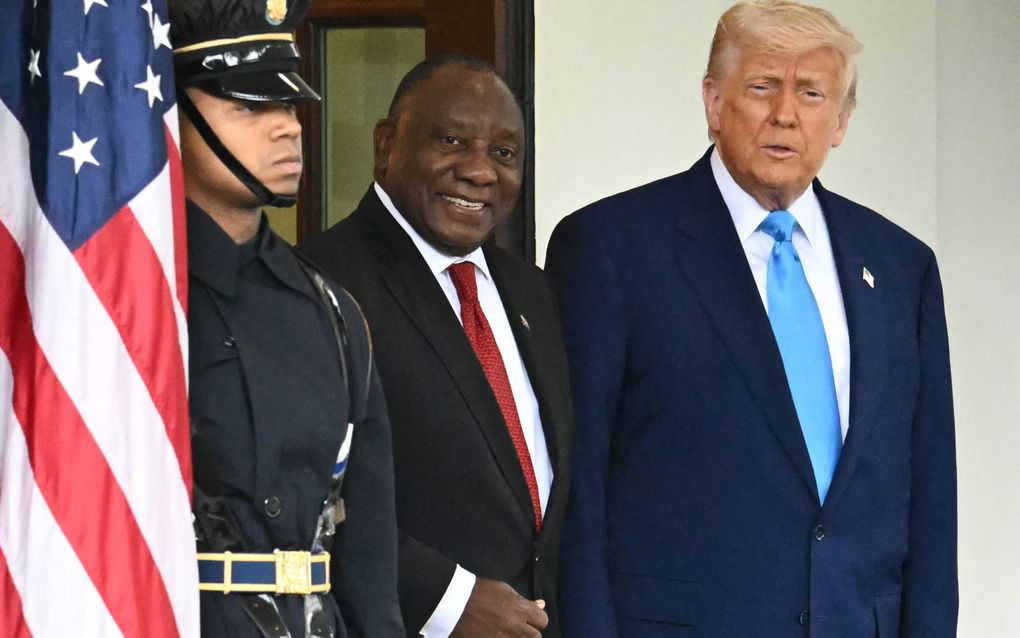 De Amerikaanse president Donald Trump verwelkomt woensdag de Zuid-Afrikaanse president Cyril Ramaphosa in het Witte Huis in Washington. beeld AFP, Mandel Ngan