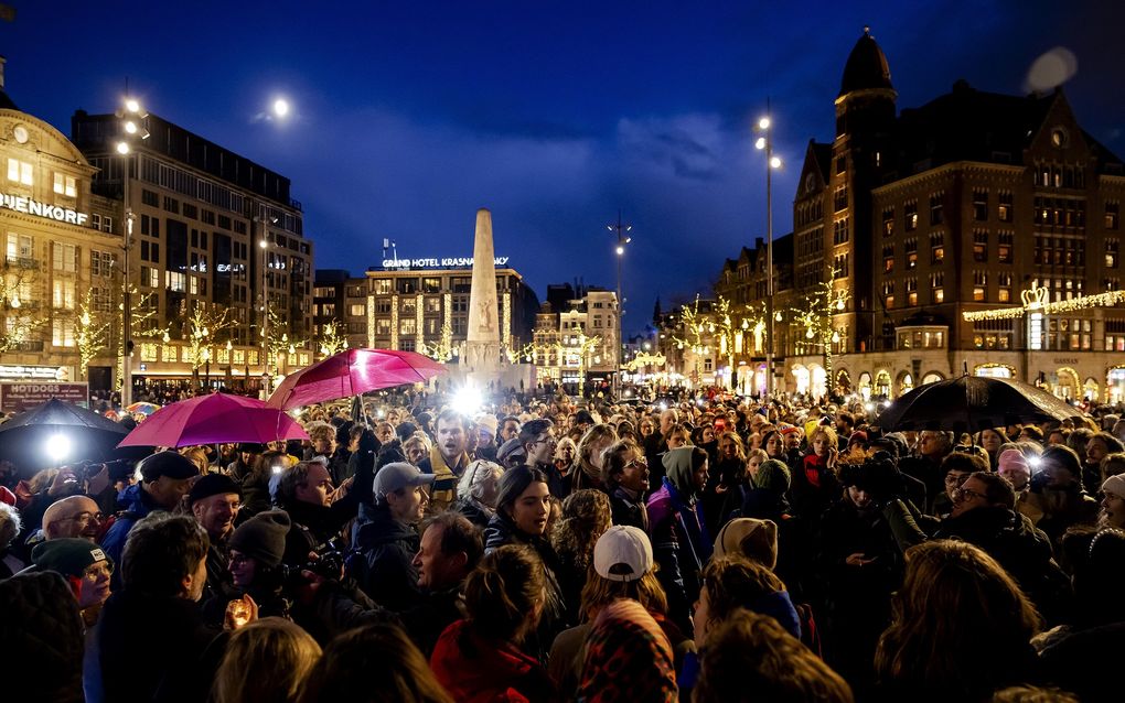 Mensen zijn vrijdagavond bijeen op de Dam na een oproep om samen te komen tegen racisme en haat. De Samenkomst voor Solidariteit is georganiseerd door een brede coalitie maatschappelijke organisaties als reactie op de verkiezingswinst van de PVV van Geert Wilders. beeld ANP, ROBIN VAN LONKHUIJSEN