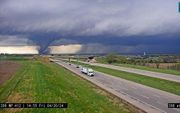 Een camera legde vrijdag een tornado in Nebraska vast. beeld AFP/ Nebraska Department of Transportation