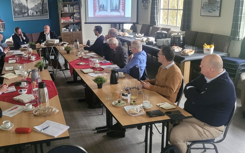 Predikantenberaad van de Gereformeerde Bond in Sebaldeburen. Aan het hoofd van de tafel ds. P.A. (Pieter) Versloot. beeld Gerrit van Dijk