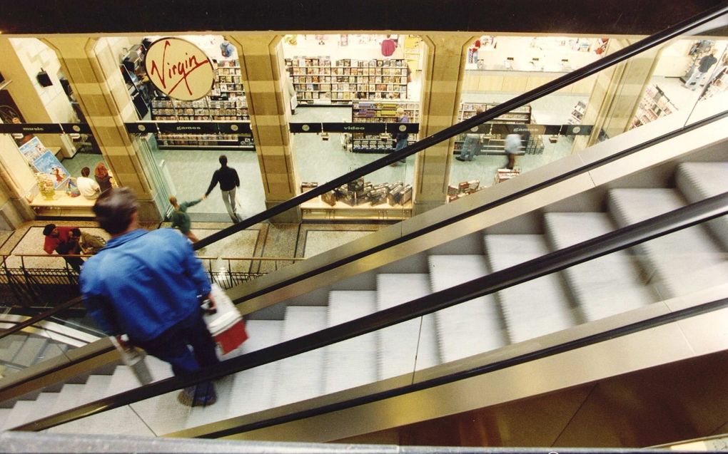 Een kind in België is op wonderlijke wijze gespaard toen een man haar opving toen ze van driehoog van de roltrap viel. Foto ANP