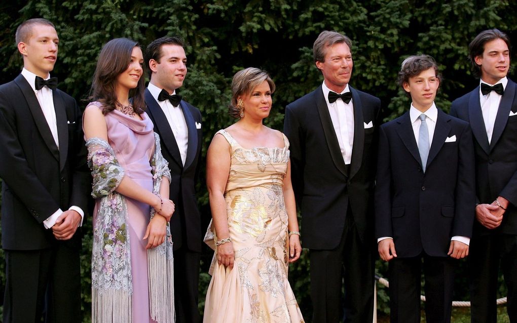 Het groothertogelijk gezin van Luxemburg in 2006. V.l.n.r. Louis, Alexandra, Guillaume, groothertogin Maria Teresa, groothertog Henri, Sébastien en Félix. Foto EPA