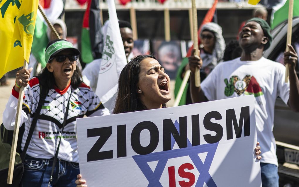 Pro-Palestijnse demonstranten protesteren in de Zuid-Afrikaanse stad Johannesburg. Bij veel pro-Palestijnse protesten wordt Israël afgeschilderd als een apartheidsstaat. beeld EPA, Kim Ludbrook