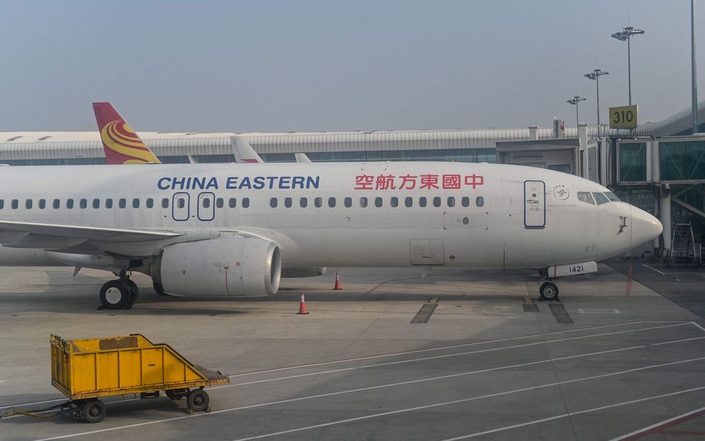 Een Boeing 737-800 van China Eastern Airlines op de luchthaven van Wuhan. beeld AFP, Hector Retamal