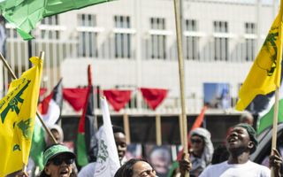 Pro-Palestijnse demonstranten protesteren in de Zuid-Afrikaanse stad Johannesburg. Bij veel pro-Palestijnse protesten wordt Israël afgeschilderd als een apartheidsstaat. beeld EPA, Kim Ludbrook