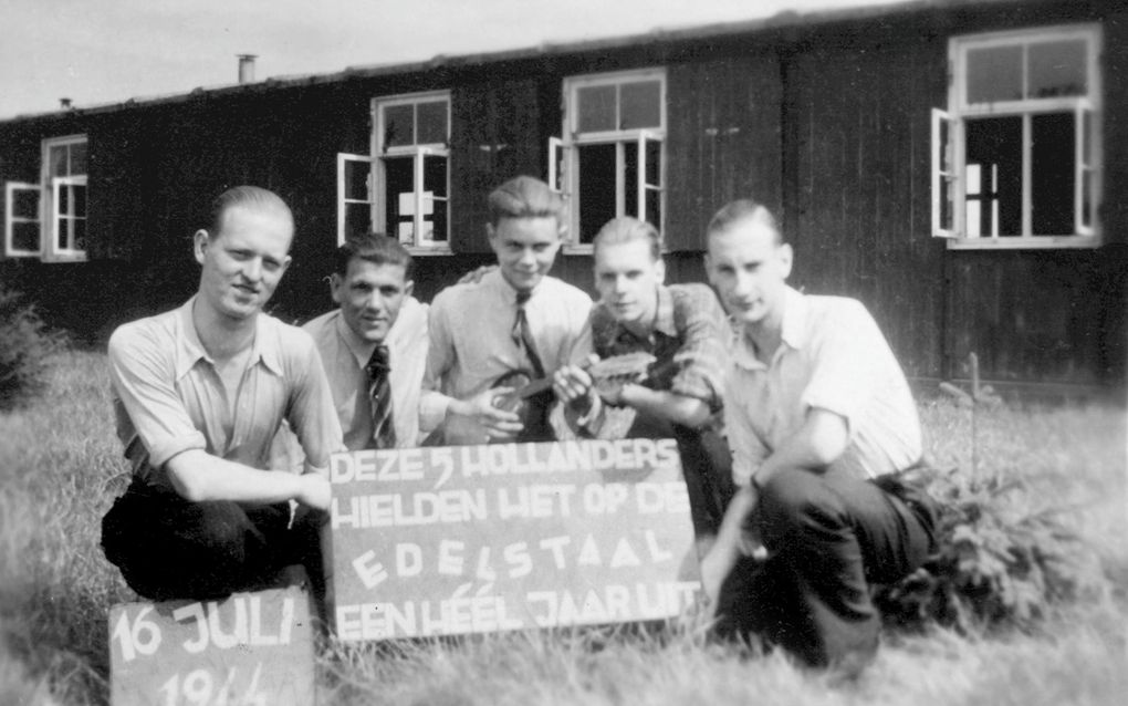 Paul Overdiek (tweede van rechts) als dwangarbeider in Duitsland. beeld Tim Overdiek