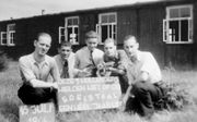 Paul Overdiek (tweede van rechts) als dwangarbeider in Duitsland. beeld Tim Overdiek