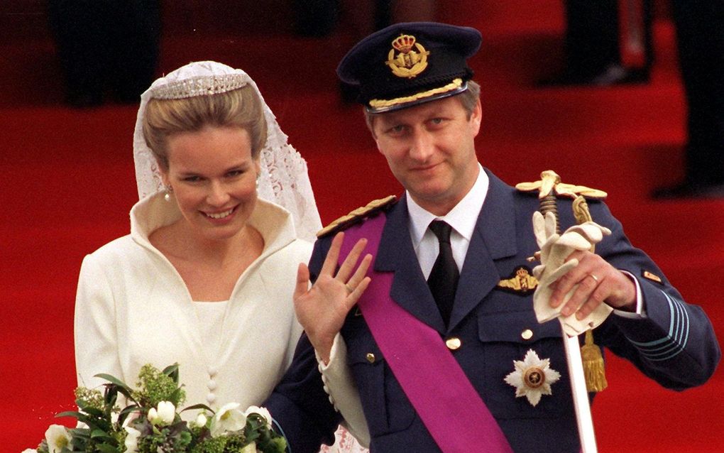 De Belgische prins Filip en prinses Mathilde op hun trouwdag in 1999, bij het verlaten van de kathedraal. beeld EPA, Horst Ossinger