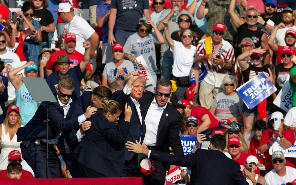 Trump werd zaterdag tijdens een campagnebijeenkomst in de Amerikaanse staat Pennsylvania beschoten. Hij raakte daarbij gewond aan zijn rechteroor.  beeld AFP, Rebecca Droke