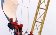 KAMPEN - Milieuorganisatie Greenpeace heeft woensdag actie gevoerd bij Wijma, een bedrijf in Kampen dat handelt in tropisch hardhout. Personeelsleden waren weinig gecharmeerd van de activiteiten die de milieuactivisten ontplooiden. Dat lieten ze hardhandi