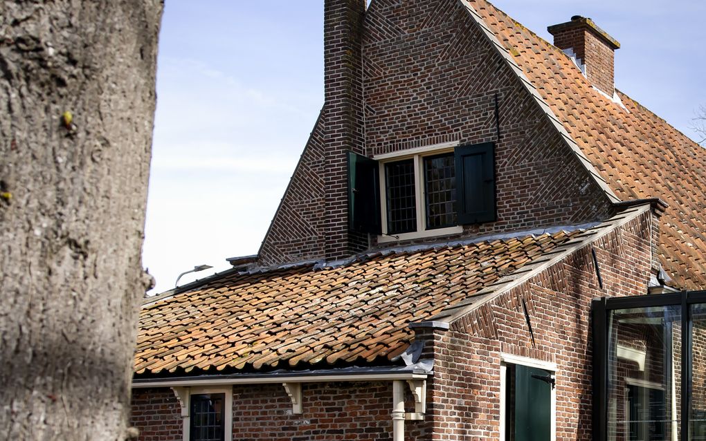 Een oud huis met dakpannen.