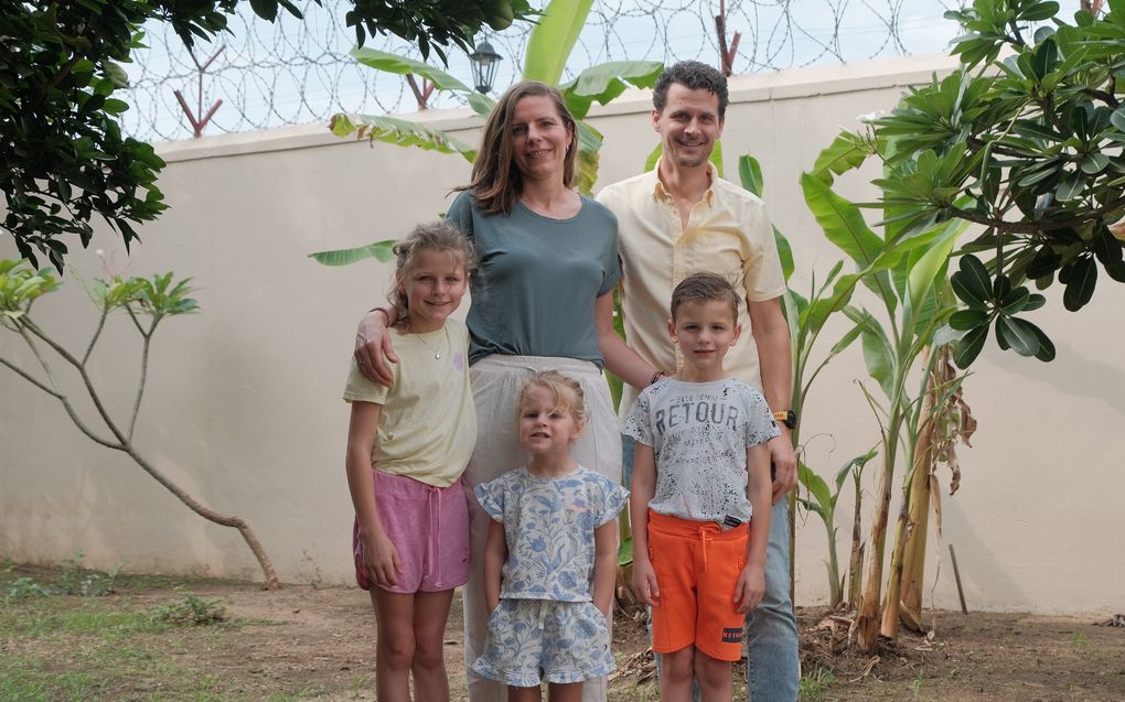 Een hoge muur met prikkeldraad schermt de compound in Zuid-Sudan af waar MAF-piloot Gerbrand Reijnoudt sinds enkele maanden woont met zijn vrouw Gerlinda en hun kinderen, Isa (8), Sep (6) en Eva (4). beeld fam. Reijnoudt